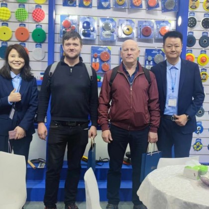 Переводчик Василий на выставке China Hardware Fair