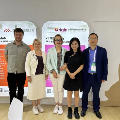 Переводчик Василий на выставке CPHI China