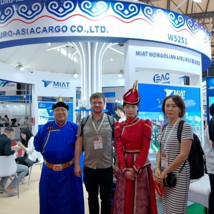 Переводчик Василий на выставке Transport Logistic China