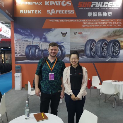 Переводчик Василий на выставке AP-RubberPlus