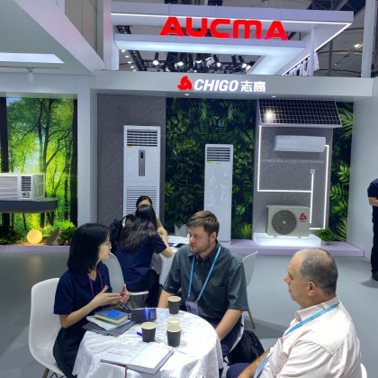 Переводчик Василий на выставке Canton Fair