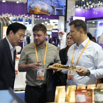 Перевод на переговорах с компанией 金龙鱼