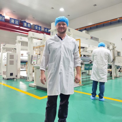 Перевод на заводе самоклеющейся пленки