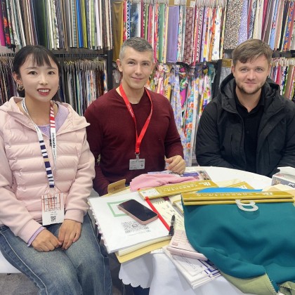 Переводчик Василий на выставке Intertextile