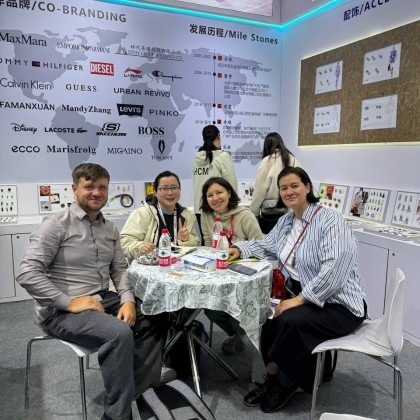 Переводчик Василий на выставке Intertextile