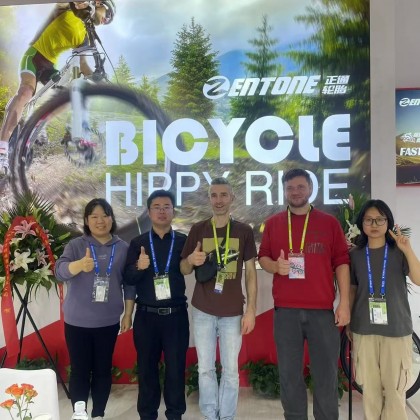 Переводчик Василий на выставке China Cycle