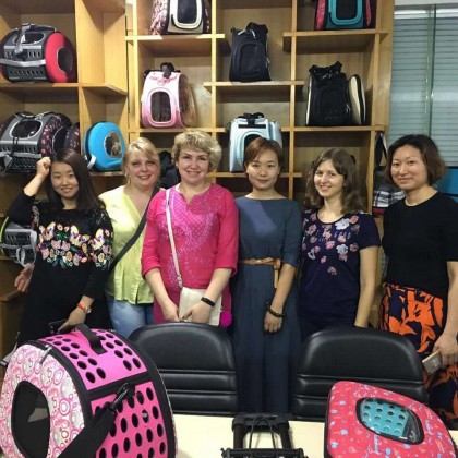 Переводчик Ольга на выставке переносок для животных