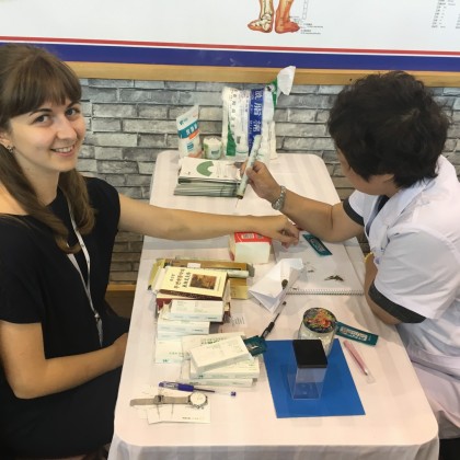 Переводчик Ольга на выставке китайской народной медицины