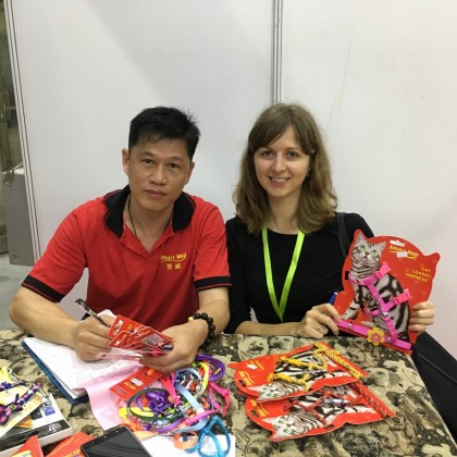 Переводчик Ольга на выставке зоотоваров