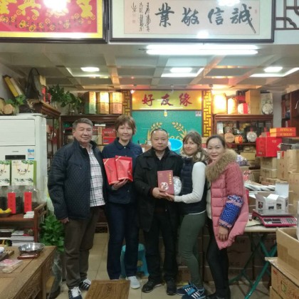 Перевод на рынке чая, дегустация и закуп чая для частного магазина, покупка посуды для чайной церемонии, закуп чайных досок.