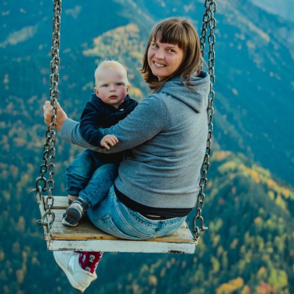 Переводчик Мишо на выставке местия