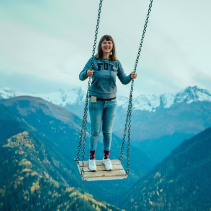 Переводчик Мишо на выставке местия