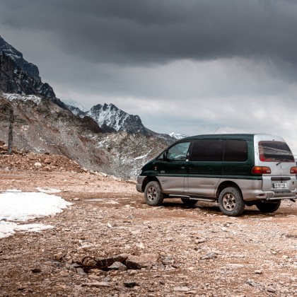 Переводчик Мишо на выставке тетнулди