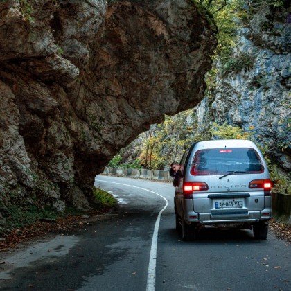 Переводчик Мишо на выставке орпири