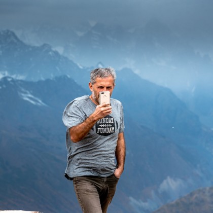 Переводчик Мишо на выставке тетнулди