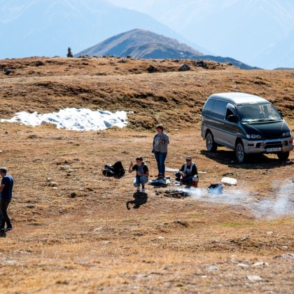 Переводчик Мишо на выставке озера Корольды