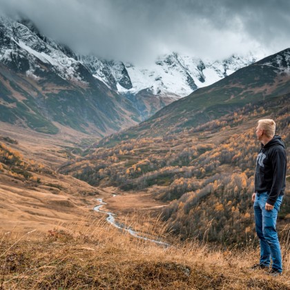 Переводчик Мишо на выставке Перевал Загаро