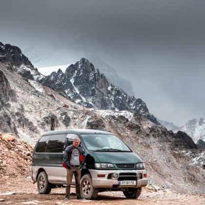 Переводчик Мишо на выставке тетнулди