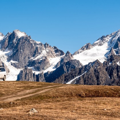 Переводчик Мишо на выставке озера Корольды