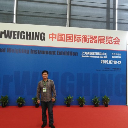 Переводчик Чанюн ( Богдан) на выставке весов