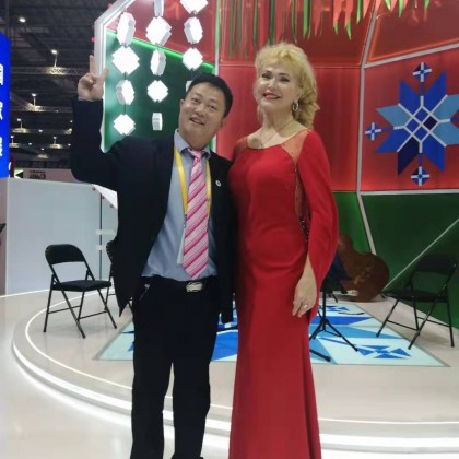 Переводчик 张长勇 ( Богдан Чжан ) на выставке CIIE 2019