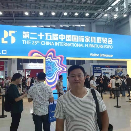 Переводчик Чанюн ( Богдан) на выставке мебели