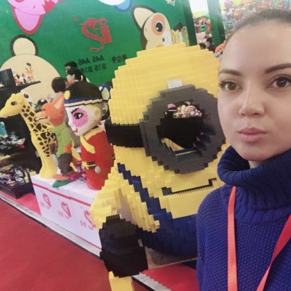 Переводчик Ольга на выставке игрушек