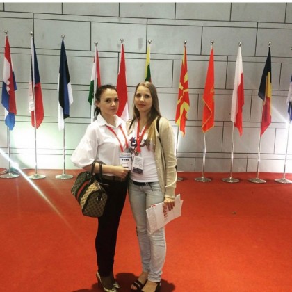 Переводчик Ольга на выставке "Садовый сегмент": перчатки, секаторы и т.д.