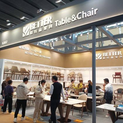 Переводчик Tatiana на выставке Кантон . мебельная сессия