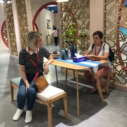 Переводчик Ольга на выставке мебели