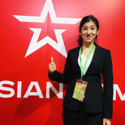 Переводчик Юлия на выставке и проведение переговоров с партнерами бренда Армия России