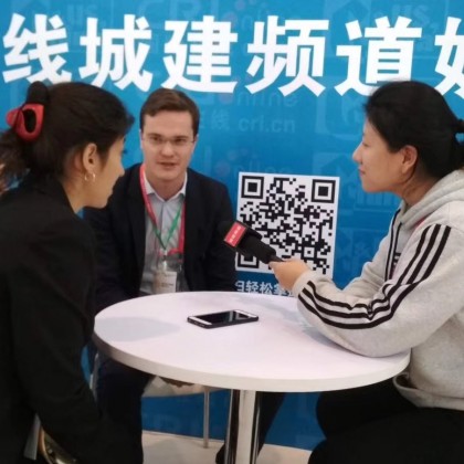 Переводчик Юлия на выставке и перевод во время интервью российского производителя китайским СМИ