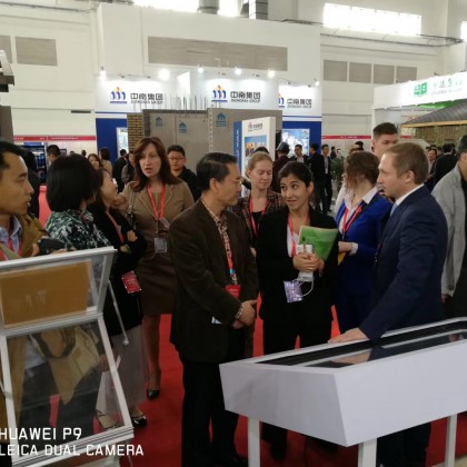 Переводчик Юлия на выставке и перевод во время посещения китайской делегации российского стенда