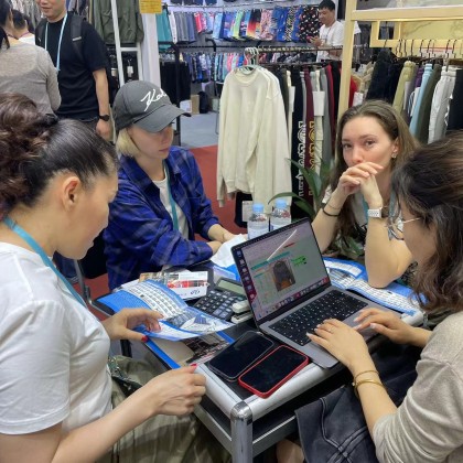 Переводчик Рахима на выставке Кантонская выставка