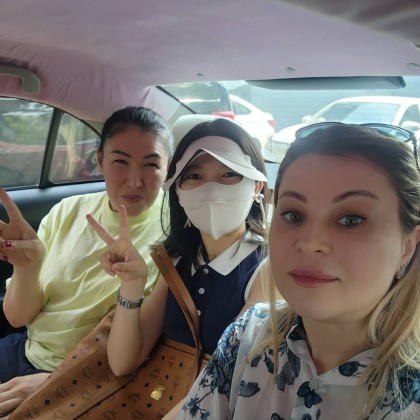 Переводчик Рахима на выставке с клиентами и с менеджером завода