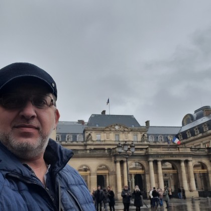 Переводчик Сергей на выставке Париж