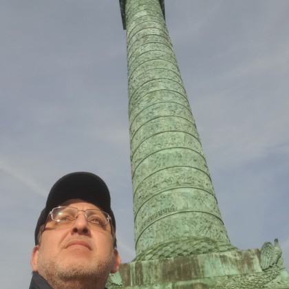 Переводчик Сергей на выставке Обзорная по городу