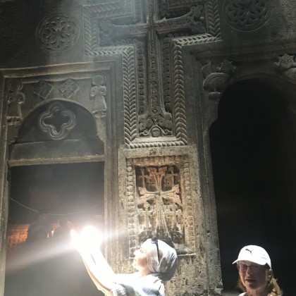 Экскурсия в храме Гегард: наша прекрасная Катерина поймала луч солнца