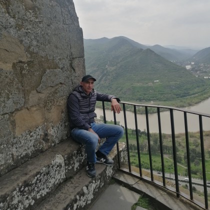 Переводчик коба на выставке Mцхета