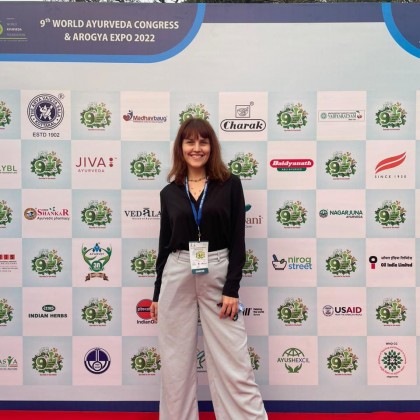 Переводчик Марьям на выставке Выставка аюрведической медицины