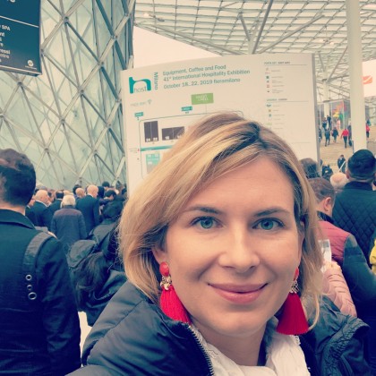 Переводчик Ольга на выставке HOST