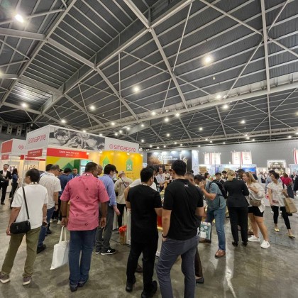 Переводчик Андрей на выставке ProWine Shanghai