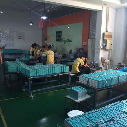 Перевод на заводе по производству питьевых батарей