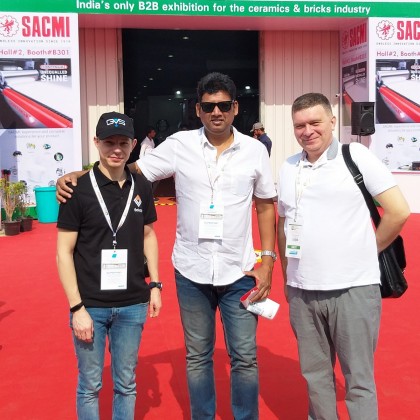 Переводчик Сайфул на выставке Медикаменты керамическый плитки