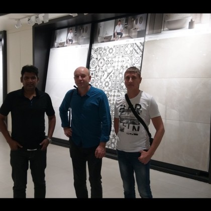 Переводчик Сайфул на выставке Морби.