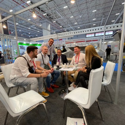 Переводчик Bermet на выставке WIN