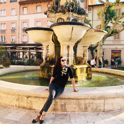 Переводчик Нелли на выставке