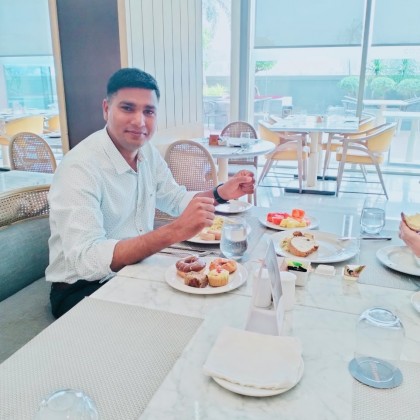 Переводчик Nasir на выставке Дели