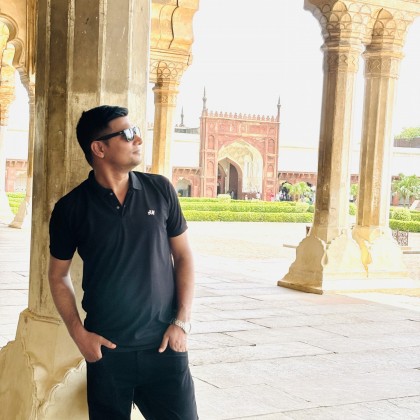 Переводчик Nasir на выставке Delhi