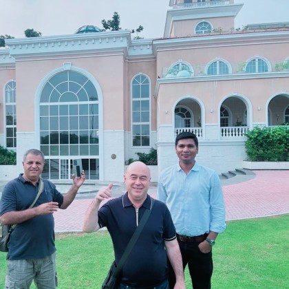 Переводчик Nasir на выставке Нью дели